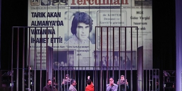 tarik-akanin-hayati-tiyatro-sahnesinde.jpg
