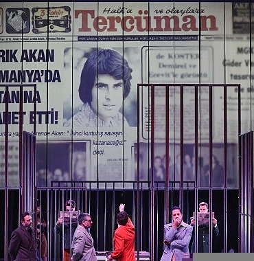 tarik-akanin-hayati-tiyatro-sahnesinde.jpg