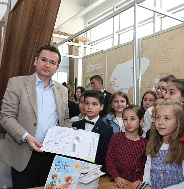 baskan-erkan-aydin-bursa-23-kitap-fuarinda-cocuk-yazarlarla-bulustu.jpg