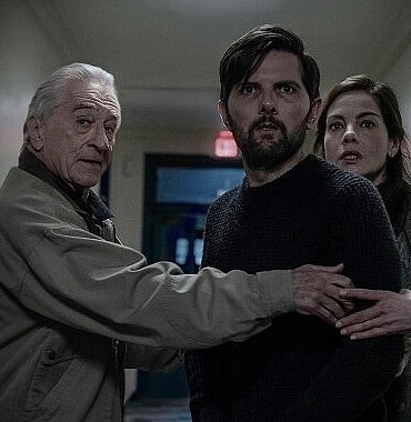 basrollerinde-robert-de-niro-michelle-monaghan-ve-adam-scotti-bulusturan-fisilti-adam-28-agustosta-netflixte.jpg