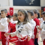 bayraklida-23-nisan-programlari-cocuklarin-yogun-katilimiyla-devam-ediyor.jpg