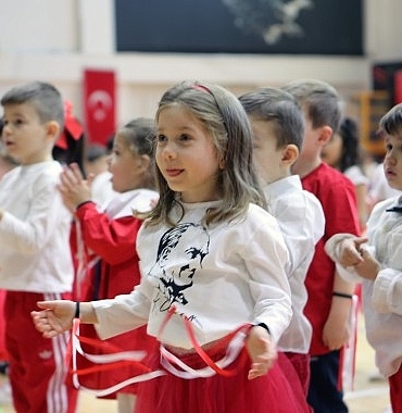 bayraklida-23-nisan-programlari-cocuklarin-yogun-katilimiyla-devam-ediyor.jpg