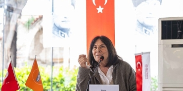 latife-tekin-bornovada-genclerle-bulustu-sizin-dunyanizi-cok-merak-ediyorum.jpg