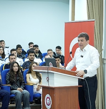 prof-dr-murat-yalcintas-yeni-altayin-bilinmeyen-hikayesi-kitabini-universiteliler-icin-imzaladi.jpg