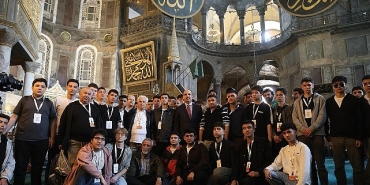 baskan-altay-genc-seyyah-projesi-ile-istanbul-gezisine-katilan-ogrencilerle-bulustu.jpg