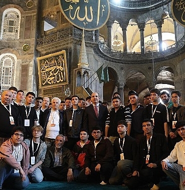 baskan-altay-genc-seyyah-projesi-ile-istanbul-gezisine-katilan-ogrencilerle-bulustu.jpg