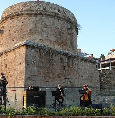 Hıdırlık Kulesi’nde Akdeniz manzarasına müzik eşlik etti