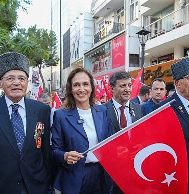 Karşıyaka’da gazilere saygı yürüyüşü