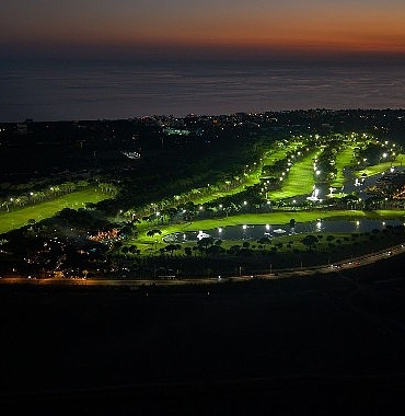 Gloria Golf Club’ta Golf Deneyimi Gün Batımından Sonra da Devam Ediyor