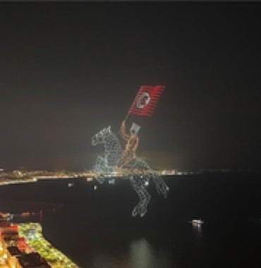 İzmir’de Cumhuriyet coşkusu gökyüzüne taştı