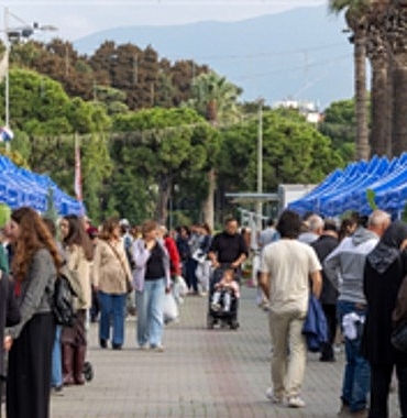 İzmir’in renkli festivali Kültürpark’ta kapılarını açtı