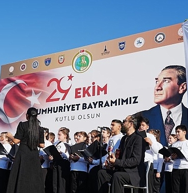 Karşıyaka’dan Öğrenciler, Halk Oyunları ve Çocuk Korosuyla Cumhuriyet Coşkusuna Ortak Oldu