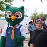 Kitapla denge oyunu fuara renk kattı