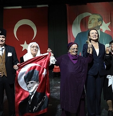 Konak’ın çınarlarından unutulmaz Cumhuriyet gösterisi