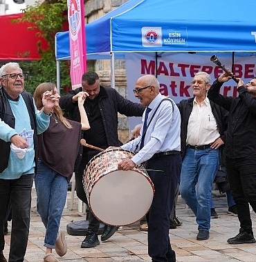 Maltepe’de, Cumhuriyet’in 103. yılında mübadil davulu çalındı