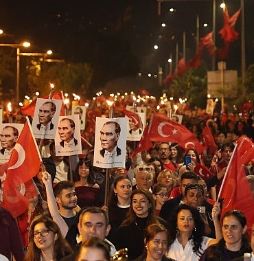On binlerce Antalyalı Cumhuriyet için yürüdü