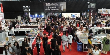 Onlarca yazar, binlerce kitap ve her yaştan okur Cam Piramit’te buluşuyor