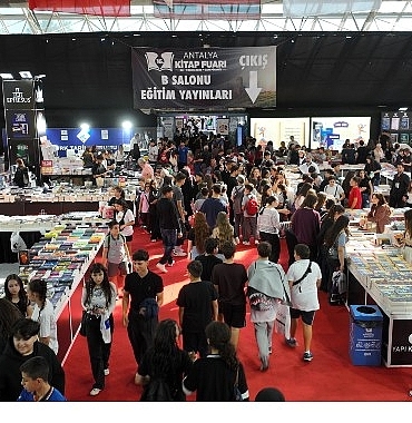 Onlarca yazar, binlerce kitap ve her yaştan okur Cam Piramit’te buluşuyor